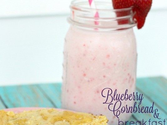 Blueberry Cornbread & Peanut Butter Smoothie {a quick & #healthy breakfast} via @NestofPosies