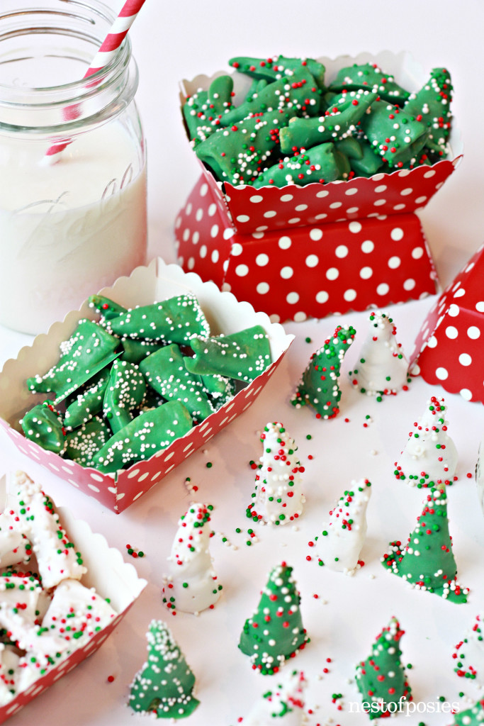 Christmas Tree Snacks! Perfect to munch on while you're watching Christmas movies!