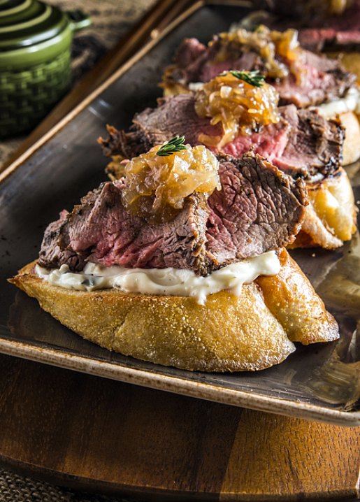 holiday-steak-bruschetta-with-seasonal-thyme-mayo-recipe-2